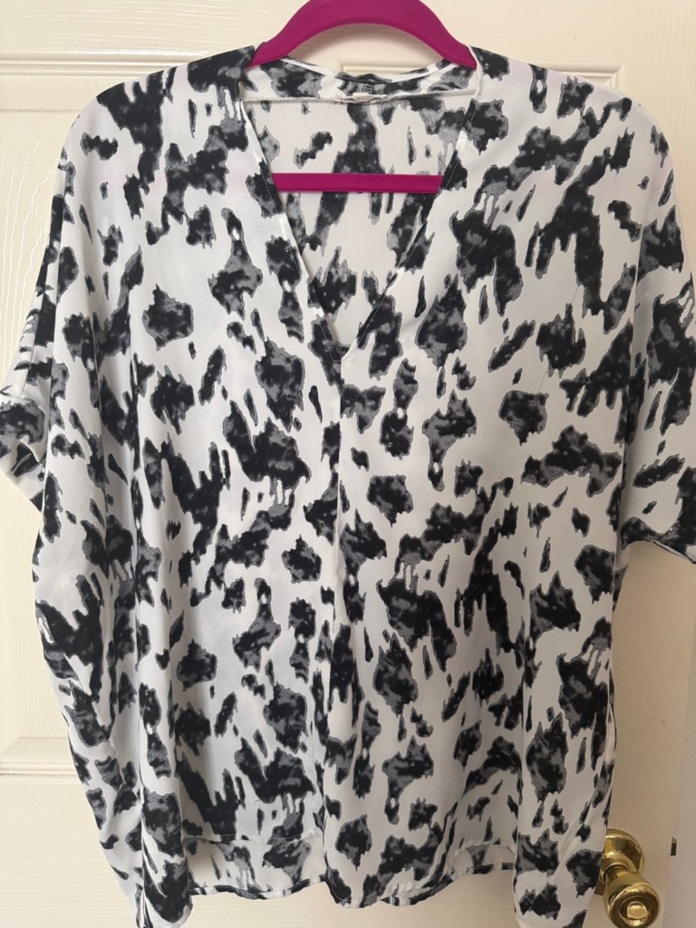 JODIFL Black and White V-Neck Printed Blouse